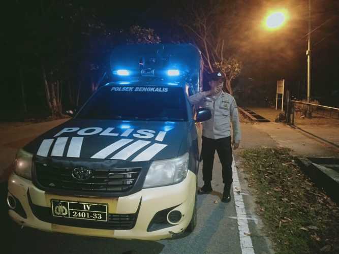 Paket Ketupat Sayur, Polsek Bengkalis Gencar  Patroli Bangunkan Warga Ibadah Sahur