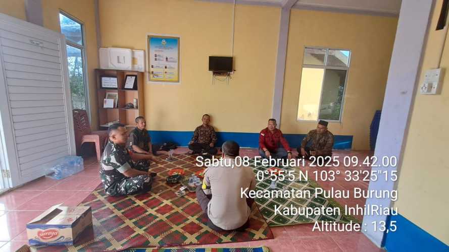 Sertu Siswanto dan Bhabinkamtibmas Laksanakan Komsos di Desa Teluk Nibung, Perkuat Silaturahmi dengan Masyarakat