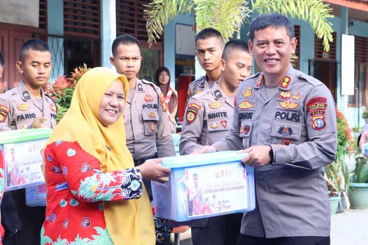 Polres Inhil Salurkan 500 Buku ke 3 Lembaga Pendidikan