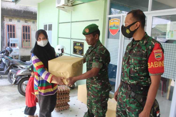 Penyerahan Bantuan Anak Stunting Danrem yang Terakhir dilaksanakan di Pos Kes kodim 0314/Inhil oleh Danpos Koramil