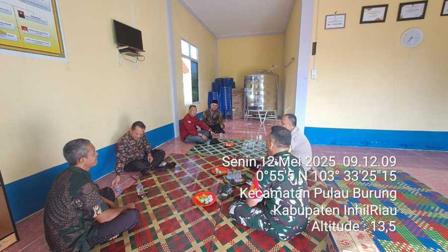 Babinsa Koramil 11/Pulau Burung Perkuat Jaringan Teritorial Melalui Komunikasi Sosial di Desa Sungai Danai