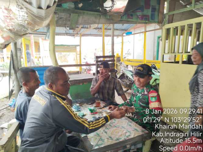 Babinsa Mandah Perkuat Solidaritas Sosial Melalui Komsos Bersama Warga