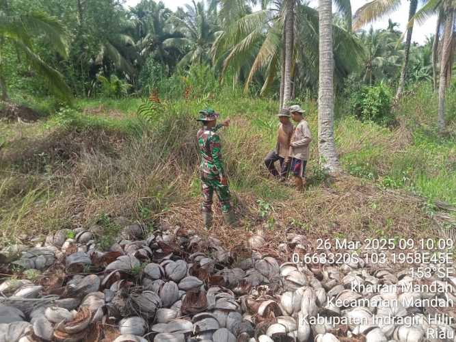 Babinsa Pratu Bagus Pranata Pimpin Patroli Gabungan Cegah Karhutla di Kelurahan Mandah