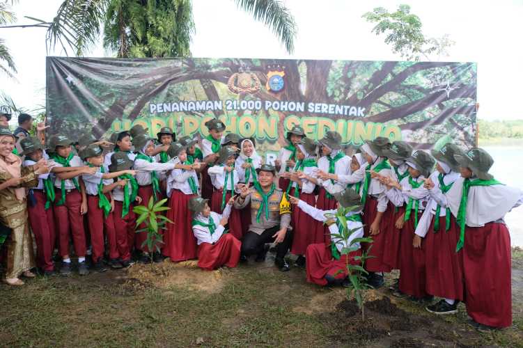 Sambut Hari Pohon Nasional 2025, Kapolda Riau Inisiasi Dalam Menjaga Kelestarian Alam dan Lingkungan