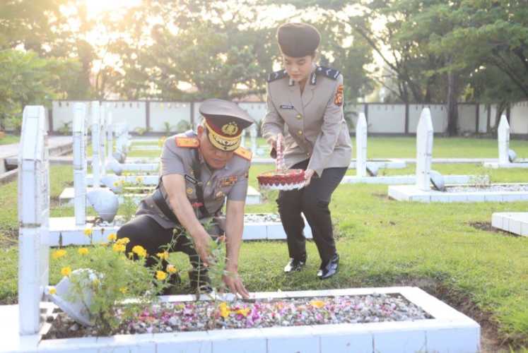 Polda Riau Gelar Penghormatan Kepada Pahlawan