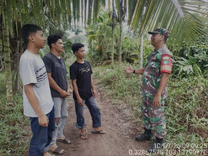 Babinsa Sertu Pernando Sitompul Melaksanakan Kegiatan Patroli Sosialisasi Karhutlah