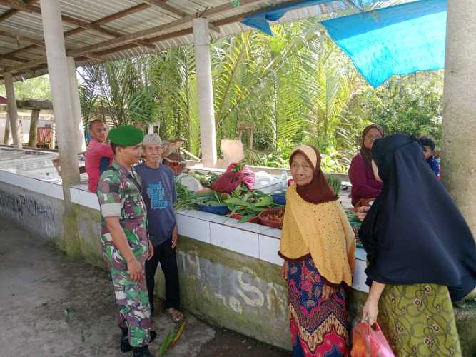 Babinsa Koramil 01/Tembilahan Ajak Pedagang Tumbuhkan Kepedulian akan Kebersihan Pasar