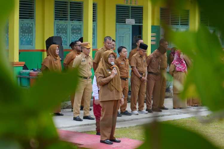Bupati Afni Jadi Pembina Upacara di Sekolah Lama, Bagikan Kisah Masa Kecil