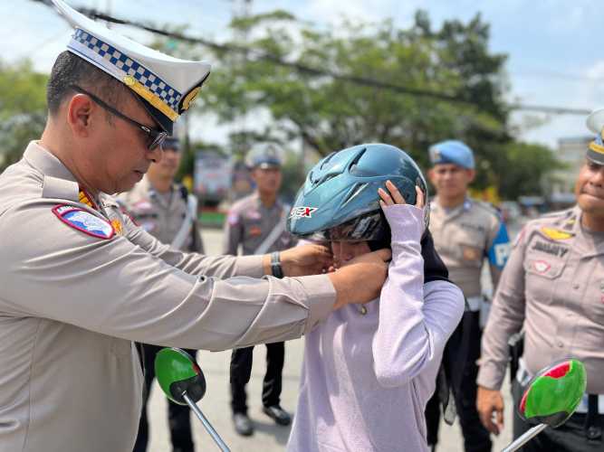 Dalam kegiatan Operasi Keselamatan Lancang Kuning 2025,Kasatlantas Polres Inhil Bagikan Helm SNI Kepada Pengendara Motor