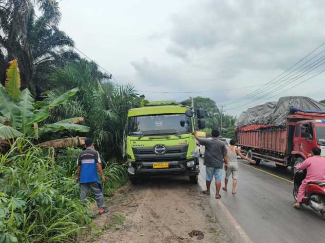 Truk Angkutan CPO dan Ekspedisi Tabrakan di Jalintim Pelalawan, Jalan Macet 1 Jam