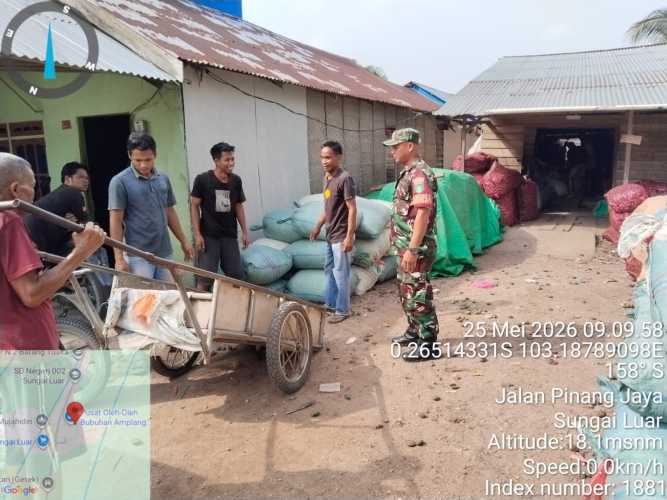 Babinsa Sungai Luar Ajak Buruh Bongkar Muat Jaga Keselamatan Kerja