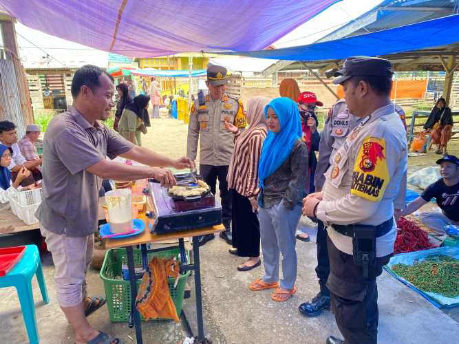 Kapolsek Kempas Menyapa Pengunjung Pasar, Wujudkan Kerukunan dan Kedamaian Pasca Pilkada.