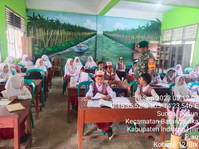 Babinsa Mengajarkan Nilai Pancasila Kepada  Siswa Sekolah Dasar