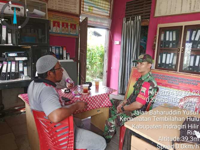 Temui Tokoh Masyarakat, Serda Ronald Manalu Pererat Tali Silaturahmi Dengan Warga