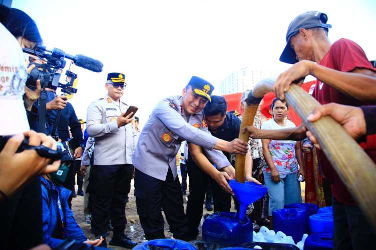 Hari Jadi Ke-72 Humas Polri Dirayakan Dengan Berbagi Air Bersih