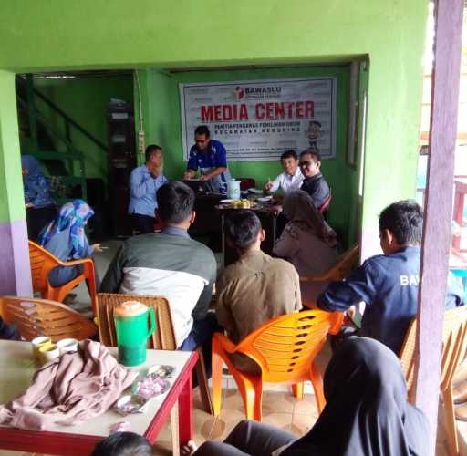 Kapolsek Kemuning Sinergis Bersama Panwascam Dukung Cooling System Pemilu Damai