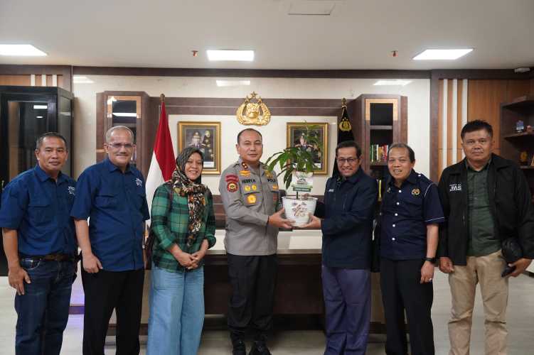 Kapolda Riau Terima Anugerah JMSI: Polisi Kini Penjaga Peradaban dan Ekologi