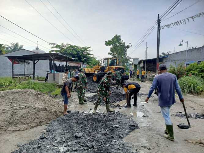 Danramil 13 Buntu Pane Bersama Forkopimcam Laksanakan Bakti Teritorial Prima Perbaikan Jalan