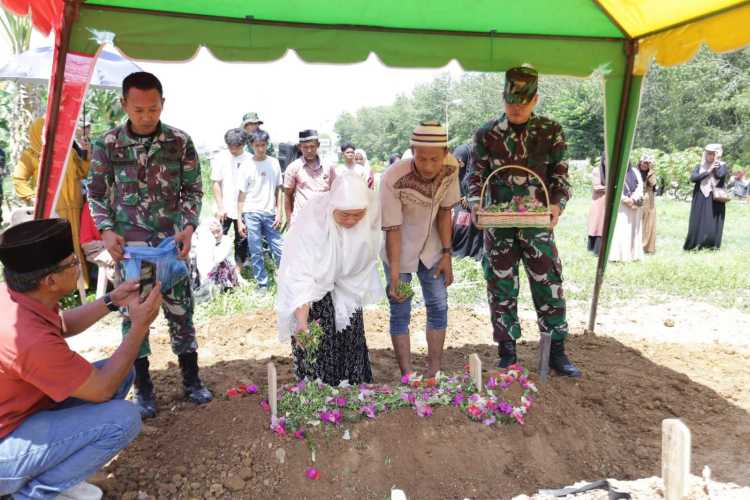 Dandim 0208/Asahan Bertindak Sebagai Irup Pada Pemakaman Serda Suwanto di TPU Al-Firdaus Kisaran Barat