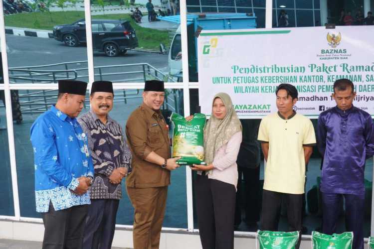 Baznas Salurkan Paket Ramadhan Bahagia (PRB) Program Siak Peduli Bagi THL di 7 OPD dan Masyarakat Kurang Mampu