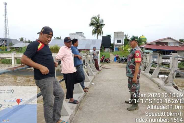 Babinsa Koramil 12/Batang Tuaka Gelar Komsos dengan Pengojek