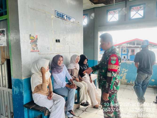 Babinsa Koramil 08/Mandah Perkuat Kamtibmas Pelabuhan Sembuang Melalui Komsos