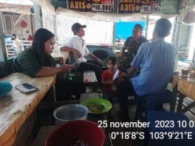 Serda Suratno Komsos Bersama Warga Pasar Terapung