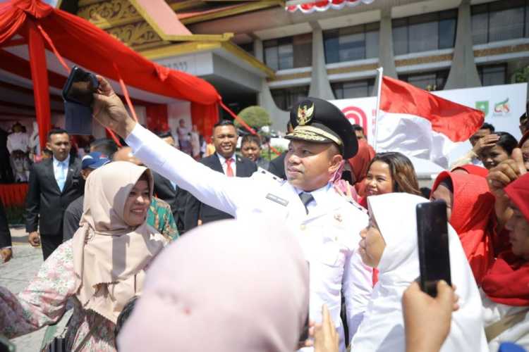 Usai Pimpin Upacara, Gubri Wahid Dikerumuni Warga untuk Swafoto