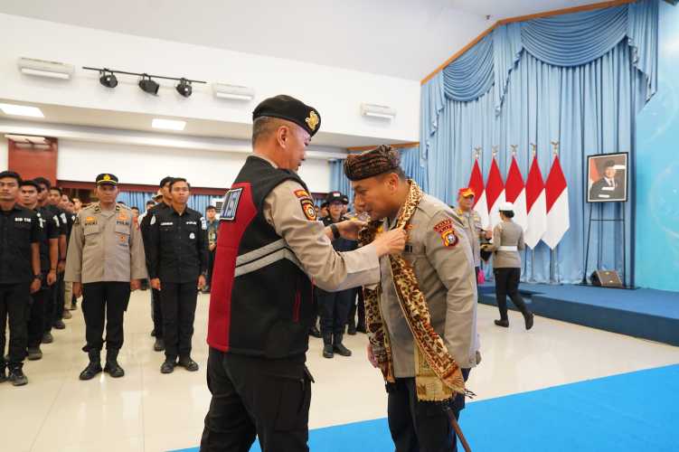 Saluak dan Selendang Persaudaraan: Cendera Mata Adat Palembayan untuk Kapolda Riau di Penghujung Misi Kemanusiaan