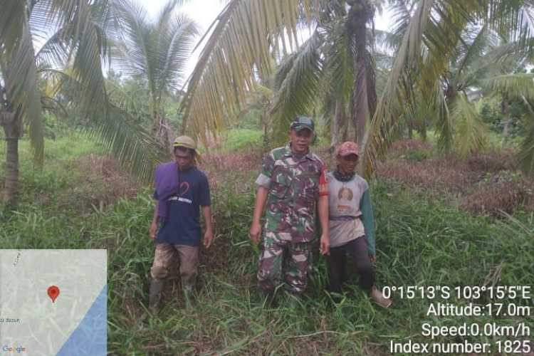 Babinsa Sertu Januar Gelar Patroli dan Sosialisasi Pencegahan Karhutla di Sungai Piring