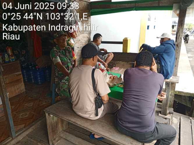 Babinsa Koramil 11/Pulau Burung  Duduk Bareng Ngopi, Optimalkan Kamtibmas di Desa Ringin Jaya