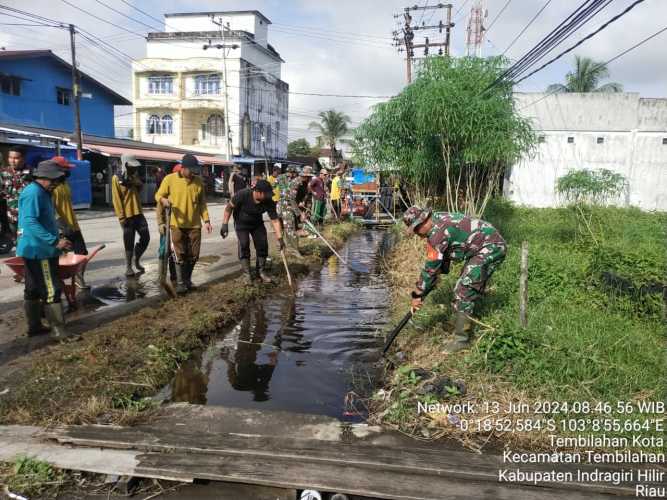 Babinsa Koramil 12/Batangtuaka melaksanakan Goro pembersihan Drainase di Tembilahan Kota