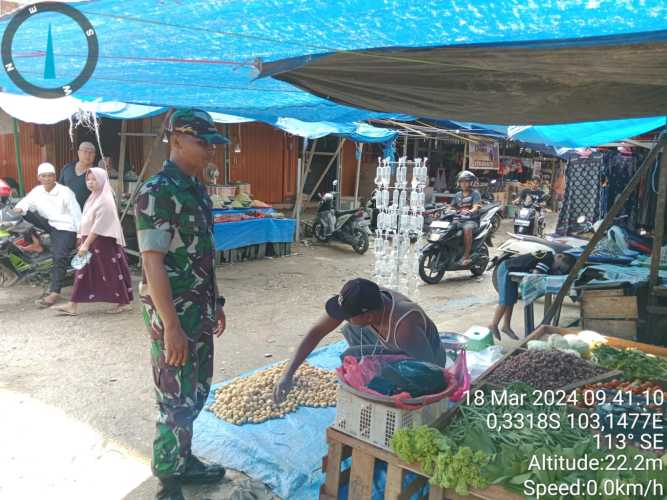 Babinsa Pantau Aktifitas Pedagang Kayu Jati di Bulan Ramadhan