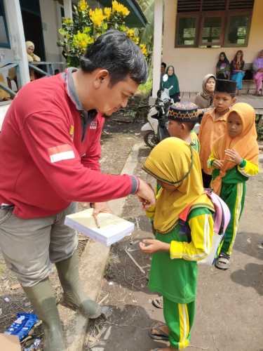 Ahmad Efendi Motivasi Siswa-Siswi Giat Belajar