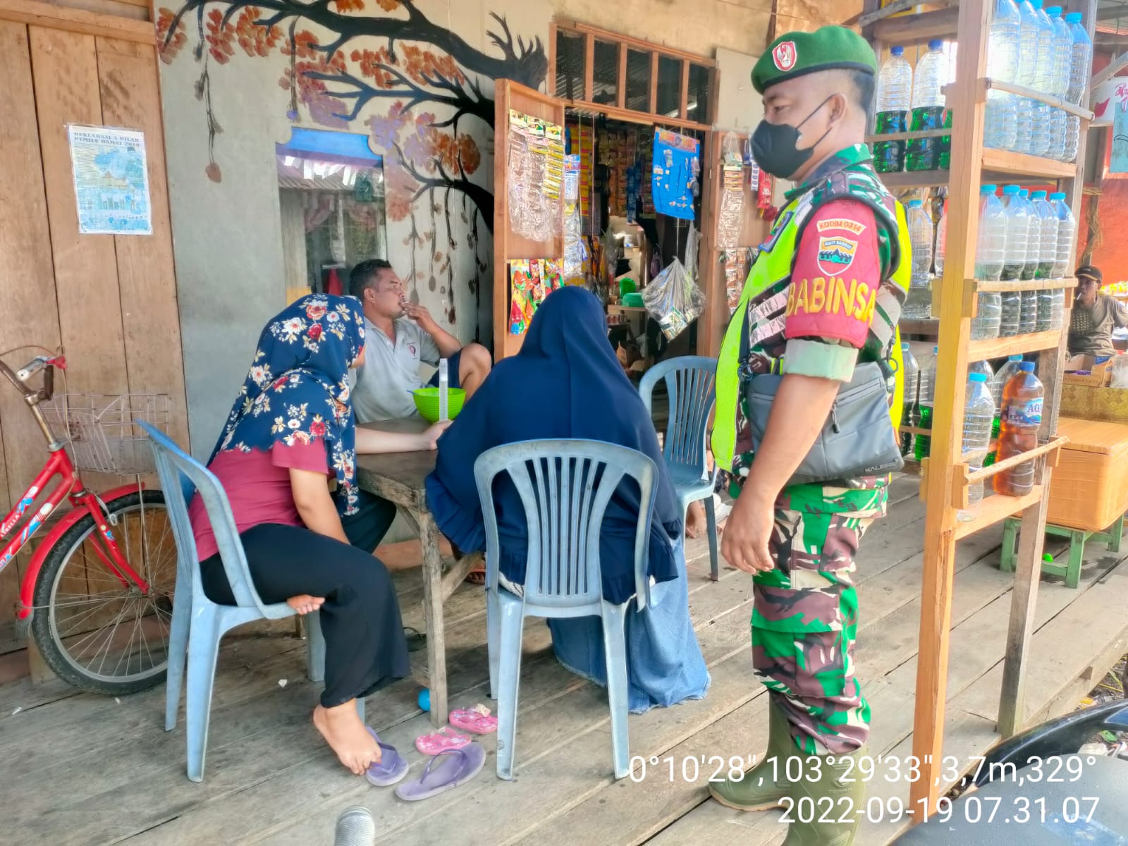 Serda Candra Bastian Babinsa Koramil 10/Pelangiran Berikan Sosialisasi Ke Pedagang Sarapan