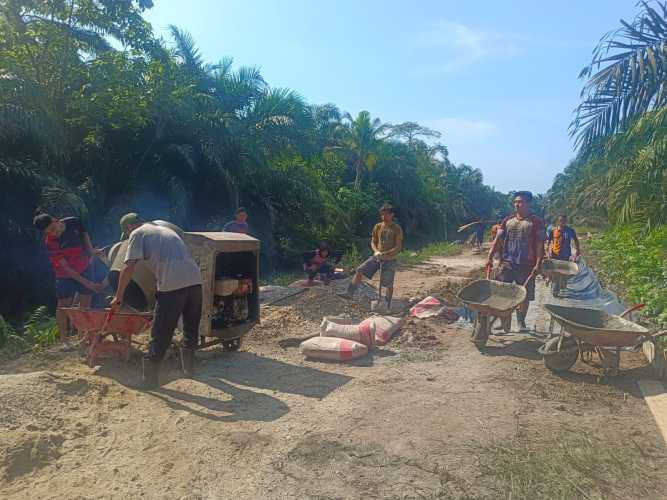 Semangat Kemanunggalan, Satgas TMMD Ke-130 Kodim 0314/Inhil dan Warga Kuala Lemang Kebut Semenisasi Jalan 1 Kilometer