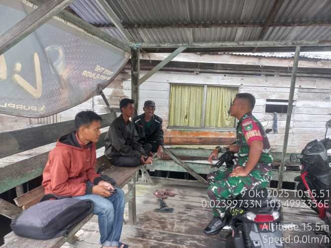 Babinsa Koramil 08/Mandah Perkokoh Kemanunggalan TNI Dengan Masyarakat