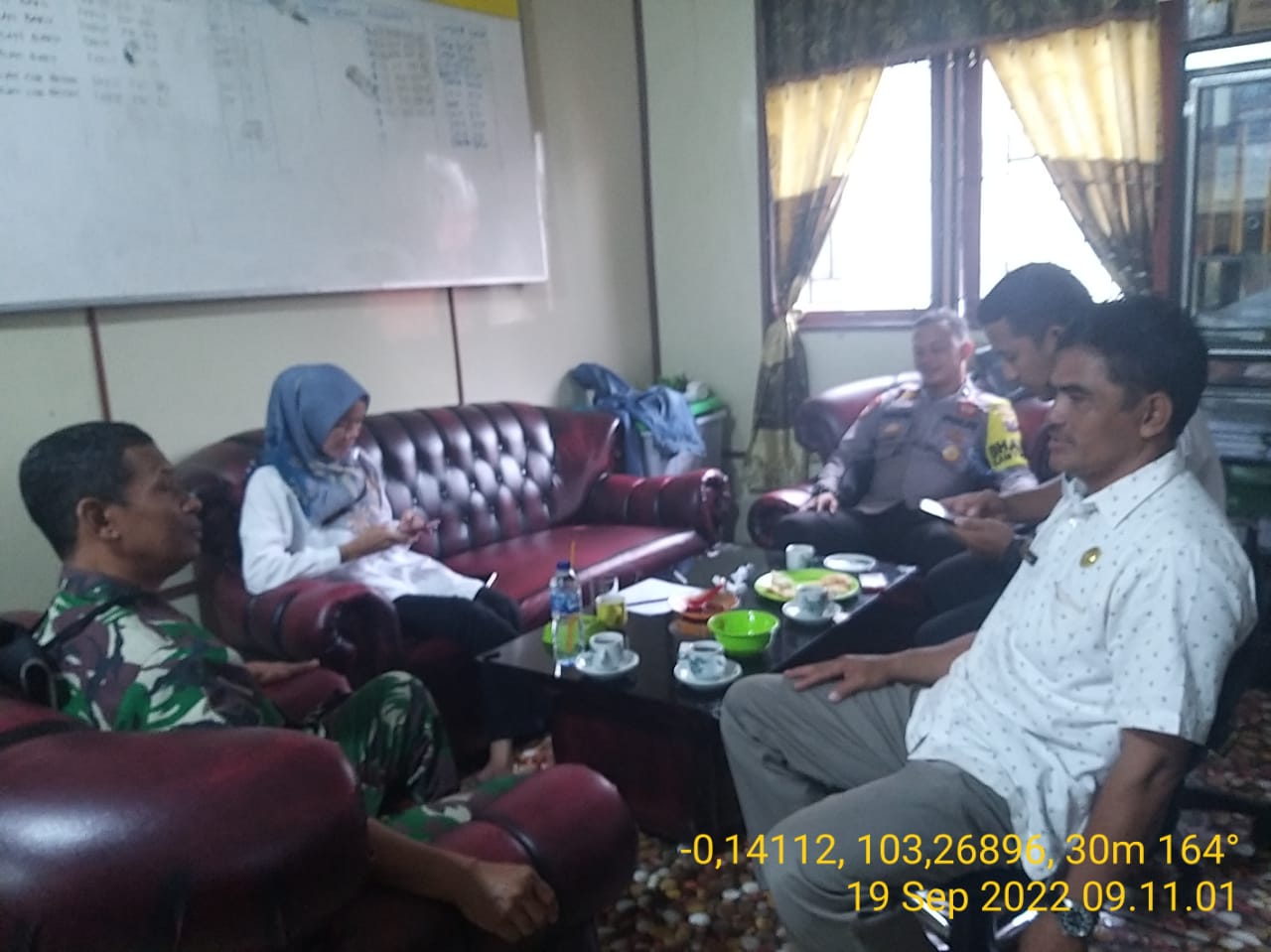Serka Nawawi Babinsa Koramil 05/Gas  Harmonisasi Hubungan dengan warganya