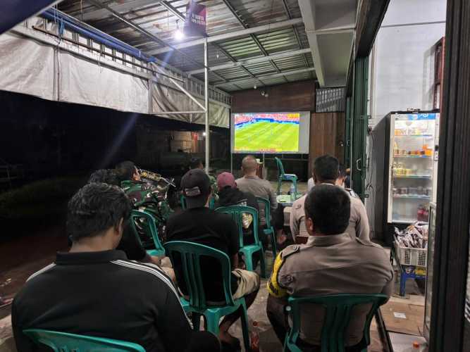 Kapolsek Pulau Burung Laksanakan Nobar Piala Dunia 2026 Bersama Masyarakat