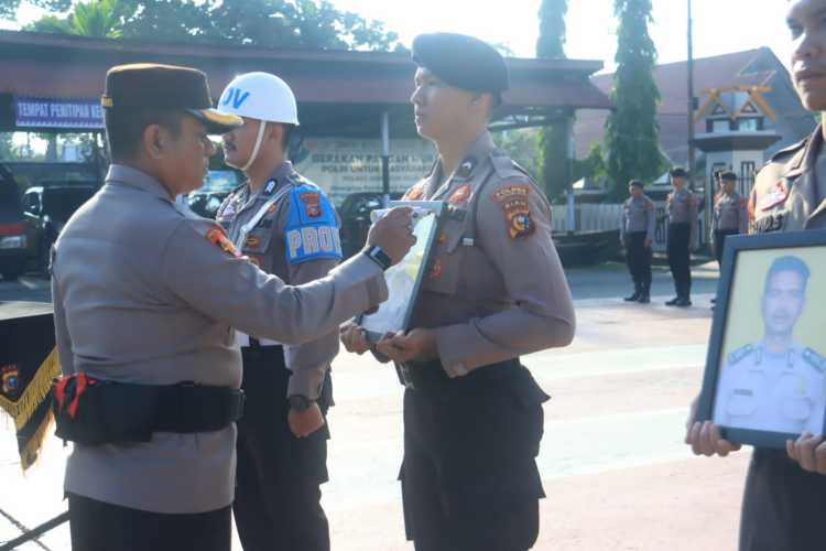 Kapolres Inhil Pimpin Upacara PDTH Terhadap Dua Personil
