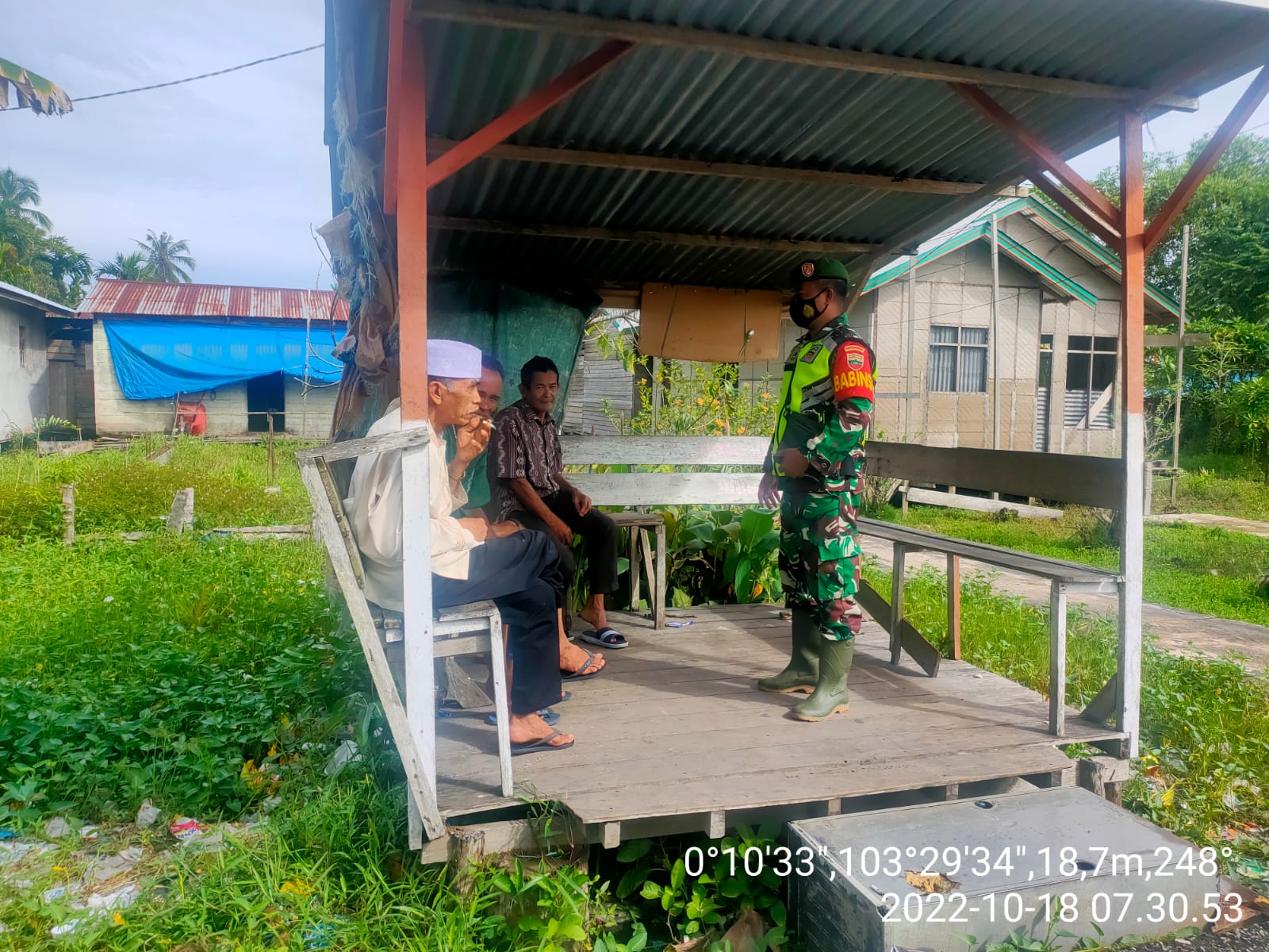 Serda  Candra Bastian Babinsa Koramil 10/Pelangiran Berikan Konsul di Pagi Hari