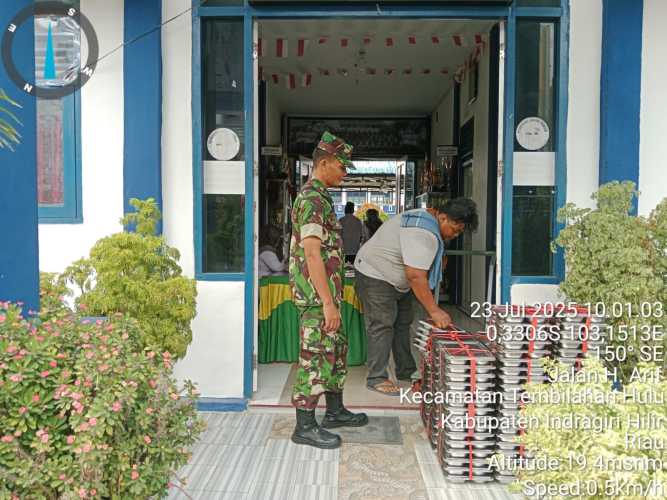Babinsa Tembilahan Hulu Lakukan  Pengawasan Ketat Terhadap Proses Penyiapan dan Distribusi Makanan Program MBG