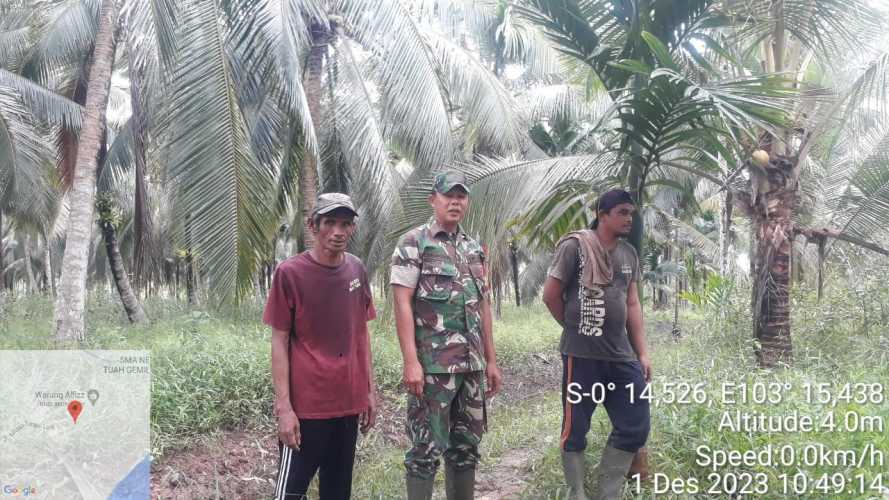 Babinsa Sungai Piring Bina Seluruh Aspek Masyarakat Peduli Akan Karhutlah