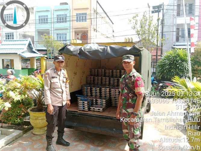 Babinsa Serda Ronal Manalu Awasi Pendistribusian Program MBG di Tembilahan Hulu