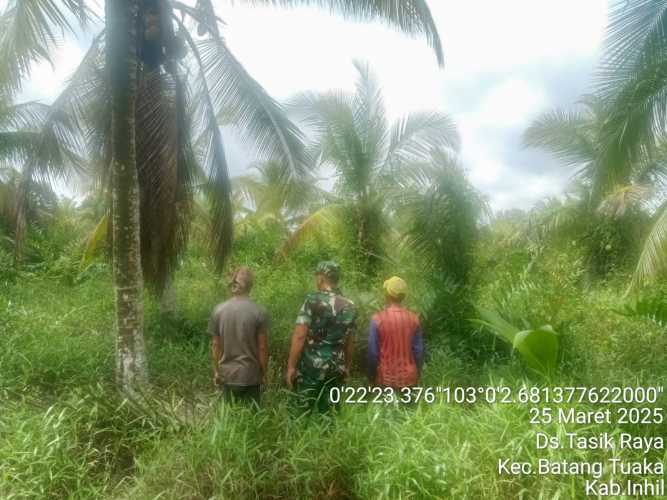 Babinsa Koramil 12/BTK Laksanakan Patroli dan Sosialisasi Karhutla di Desa Tasik Raya