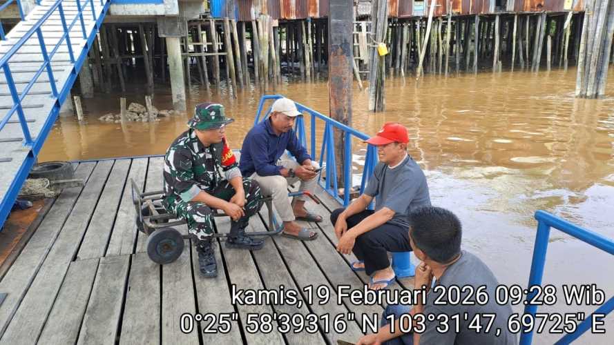 Babinsa Pulau Burung Pererat Silaturahmi Ramadhan Bersama Buruh Pelabuhan Sungai Danai, Wujudkan Lingkungan Kerja Harmonis dan Kondusif
