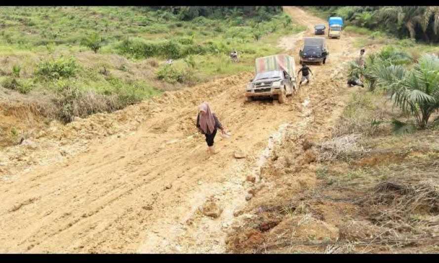 Potret Jalan Rusak di Indragiri Hulu