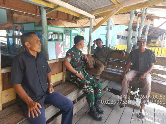 Babinsa Mandah Hadir Jaga Kekhusyukan Ramadan, Pererat Silaturahmi dengan Warga