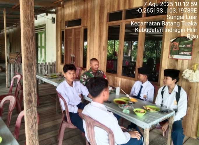Babinsa Serda Syafrijon Sosialisasikan Bahaya Judi Online di Desa Sungai Luar
