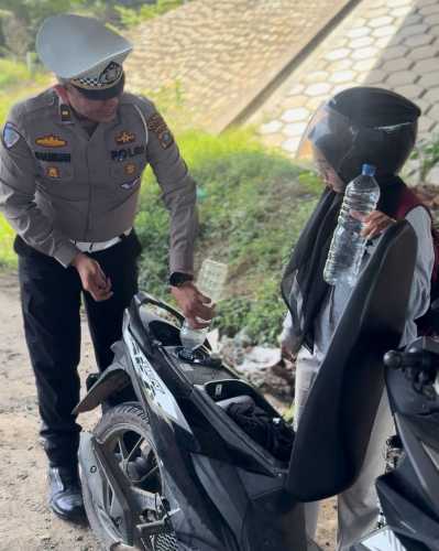 Satlantas Polres Batu Bara Tunjukkan Kepedulian, Bantu Pengendara Sepeda Motor Kehabisan BBM di Jalan Raya